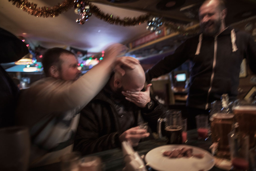 Stojka Evgenij dricker vodka och öl tillsammans med kompisar i Kiev.