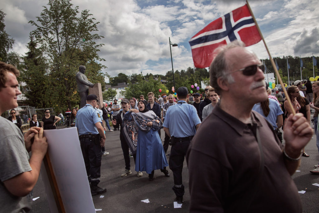 Motdemonstranterna ropar ”Kampen fortsätter, nazismen ska krossas” när Margarita och Anna Bråten står på scenen.