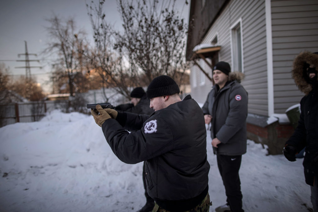 “John Wagner”, 30, skjuter skarpt ihop med ett par av de andra medlemmarna i den nynazistiska gruppen KNS i Moskva.