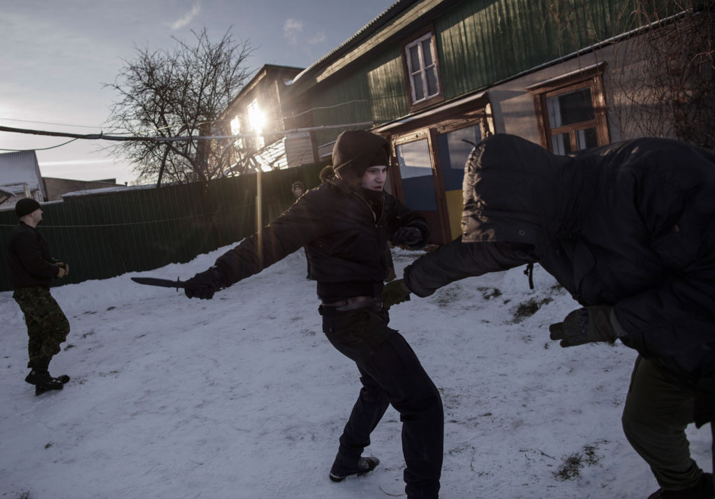 Medlemmarna i den högerextrema gruppen Asgard Time övar knivslagsmål på en bakgård i Moskva. Varje vecka träffas de för att träna styrka, skytte och att slåss med kniv.