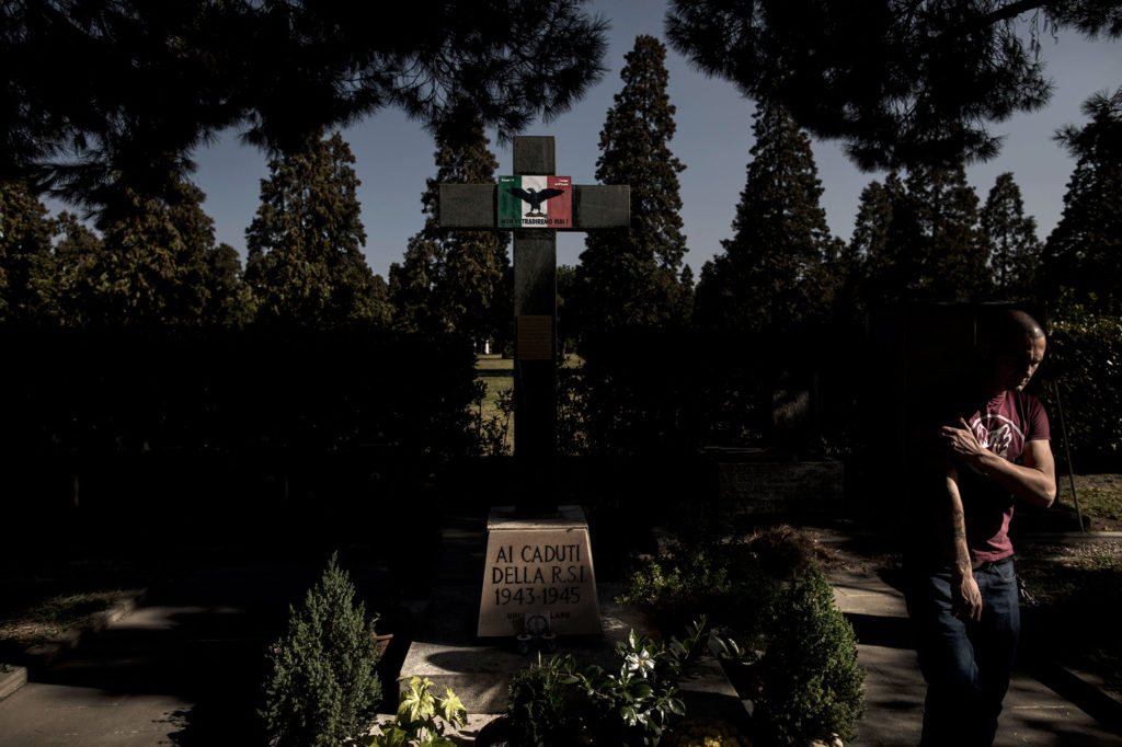 Medlemmarna i den fascistiska organisationen Lealtà e Azione samlas regelbundet vid gravplatsen i Milano, där de sköter om gravarna efter fascister som dödades under och efter andra världskriget.