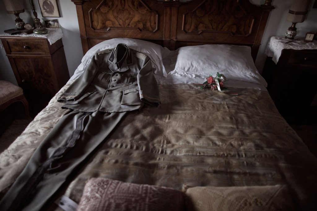 Den italienska diktatorn Mussolinis säng. Uniformen bar han dagarna innan han greps av motståndsrörelsen och hängdes.