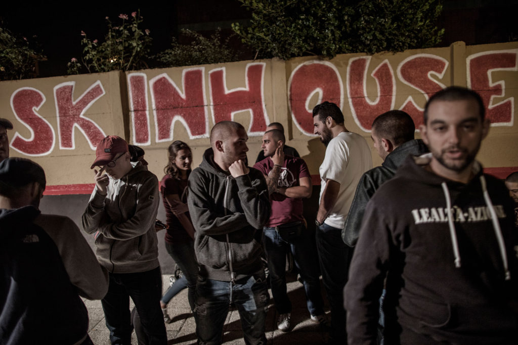 På fredagskvällen samlas flera hundra medlemmar i Lealtà e Azione på området ”Skinhouse” i utkanten av Milano. De äter, dricker och diskuterar politik.