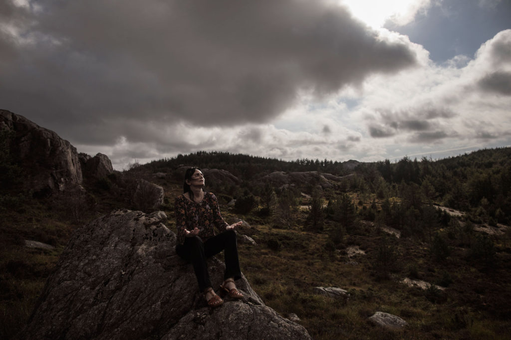 Islamkritikern Kjersti Margrethe Adelheid Gilje sjunger psalmer medan hon vandrar i naturen för att samla energi.