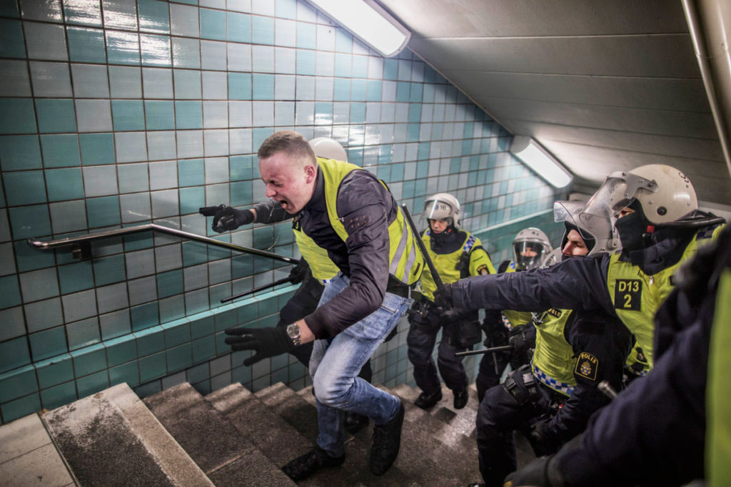 Polisen använder pepparspray och slår medlemmar i Norska motståndsrörelsen med batonger för att jaga ut dem från T-Centralens tunnelbana.