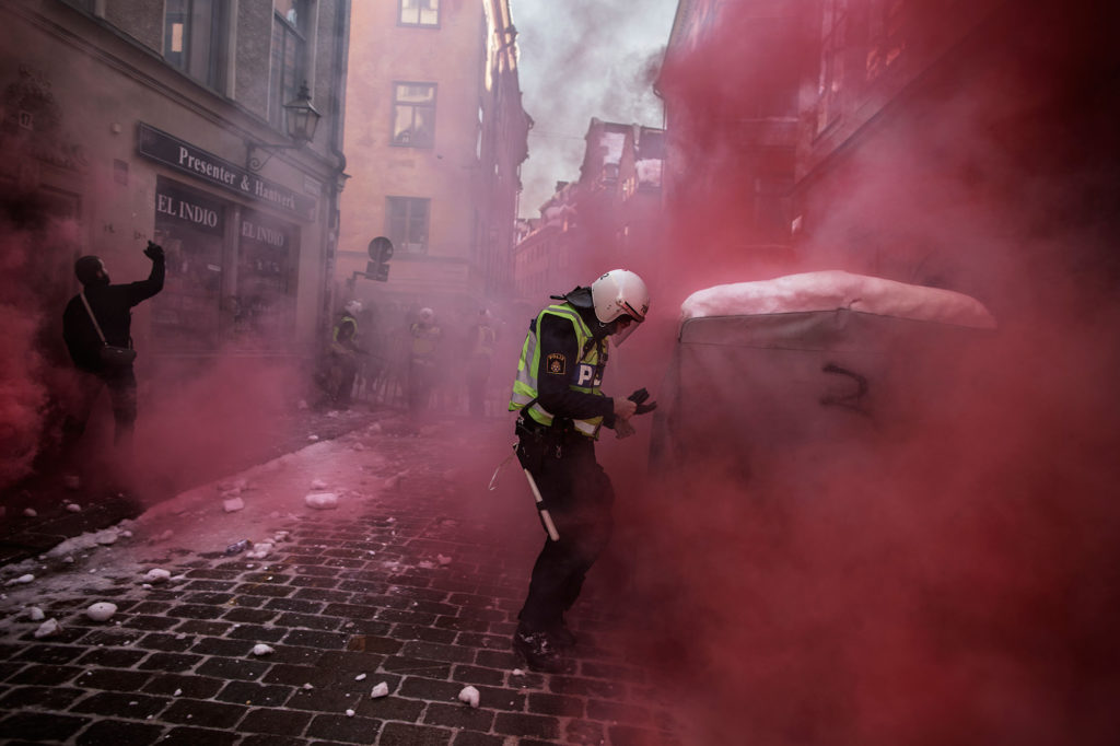 Motdemonstranter fyllde Stockholms gator och försökte flera gånger bryta igenom polisens barrikader.