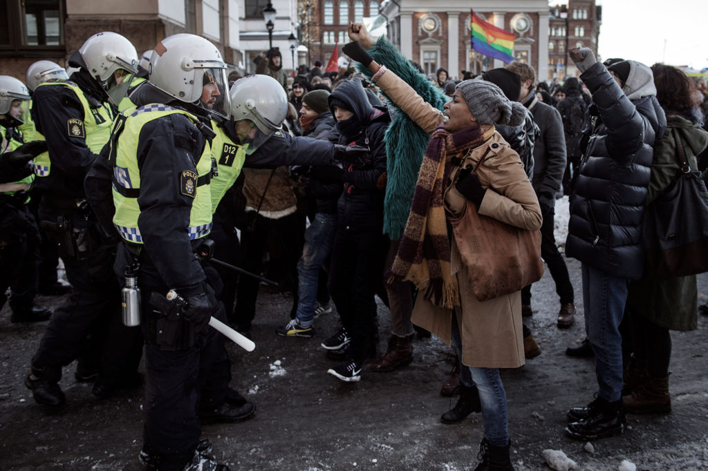 Omkring tusen motdemonstranter försökte stoppa Nordiska motståndsrörelsens manifestation.