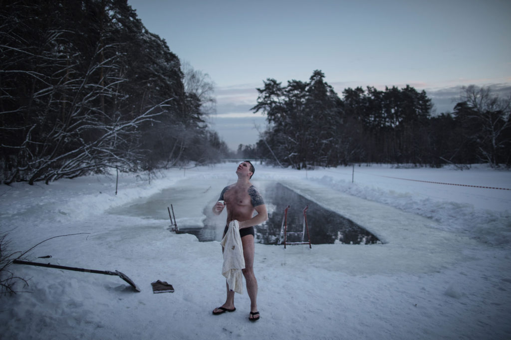 Medlemmar av gruppen ”PPDM – Jultomtens metod” vinterbadar i minus 30 grader i en park i utkanten av Moskva. Gruppen träffas varje år för att bada isbad.